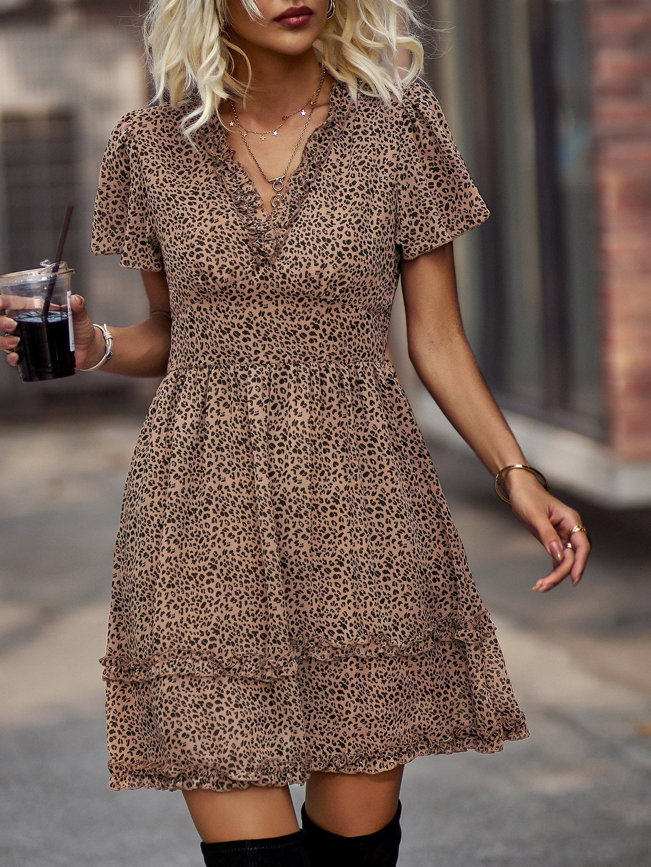 Robe en chiffon superposée à pois et décolleté en V