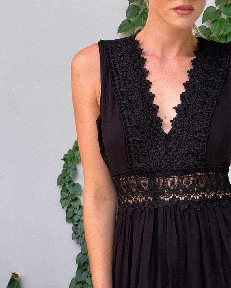 ALYSSA | Robe Midi Sans Manches avec Décolleté en V et Détails en Dentelle Délicate