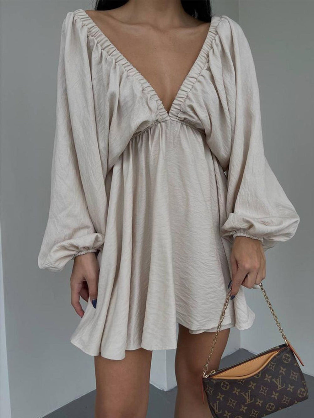 Robe skater mini en tissu avec décolleté plongeant