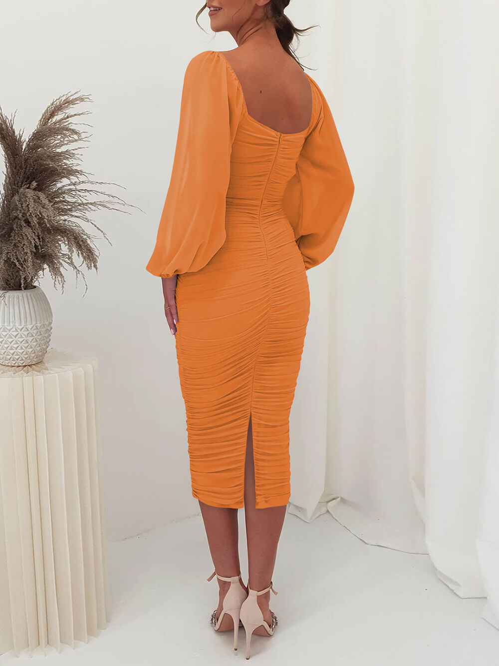 Robe midi plissée en matière tricotée avec manches longues
