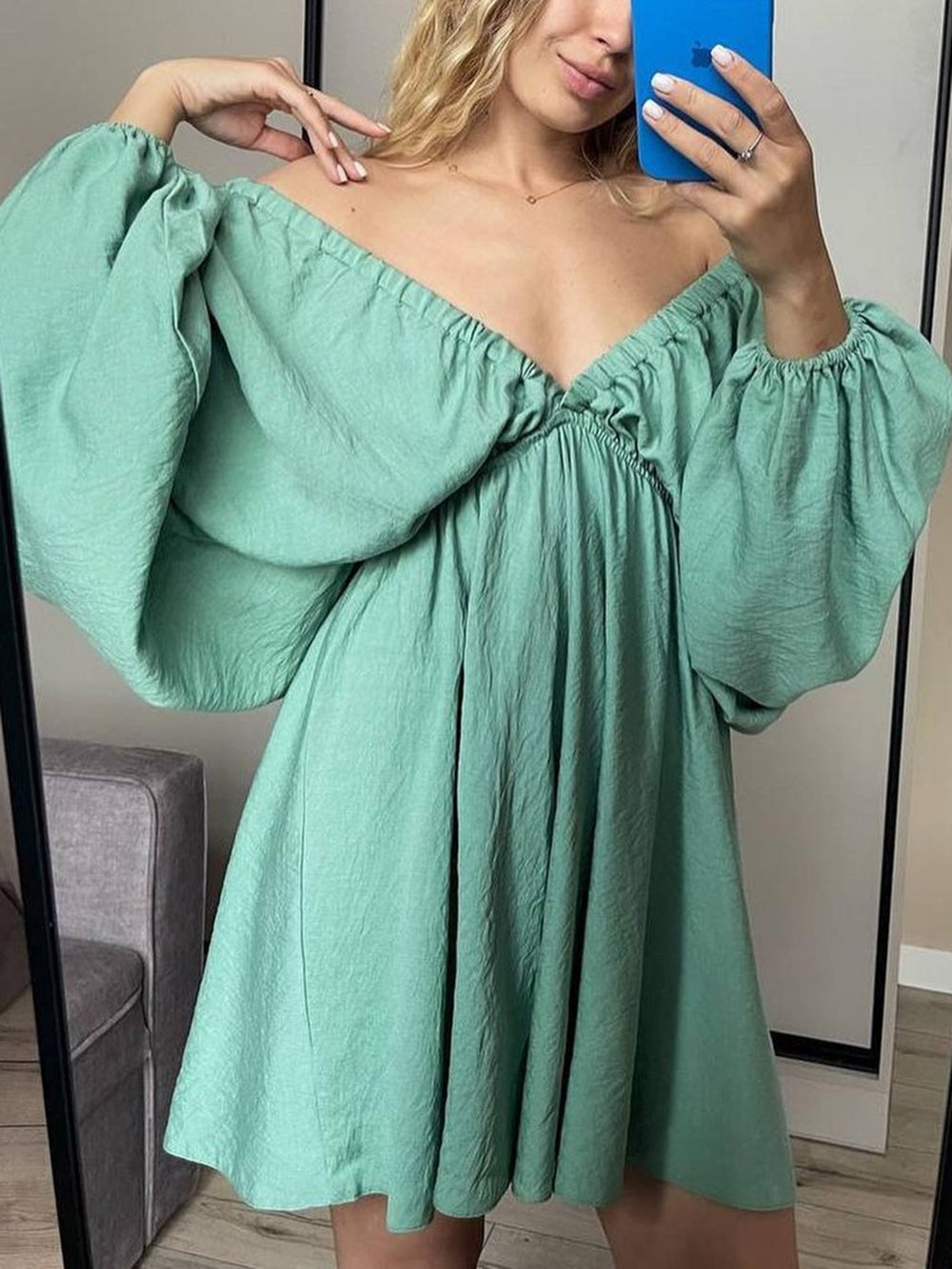 Robe skater mini en tissu avec décolleté plongeant