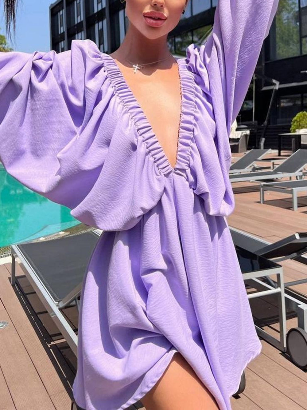 Robe skater mini en tissu avec décolleté plongeant