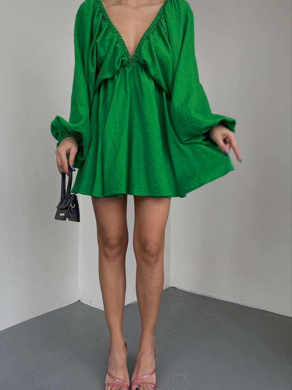 Robe skater mini en tissu avec décolleté plongeant
