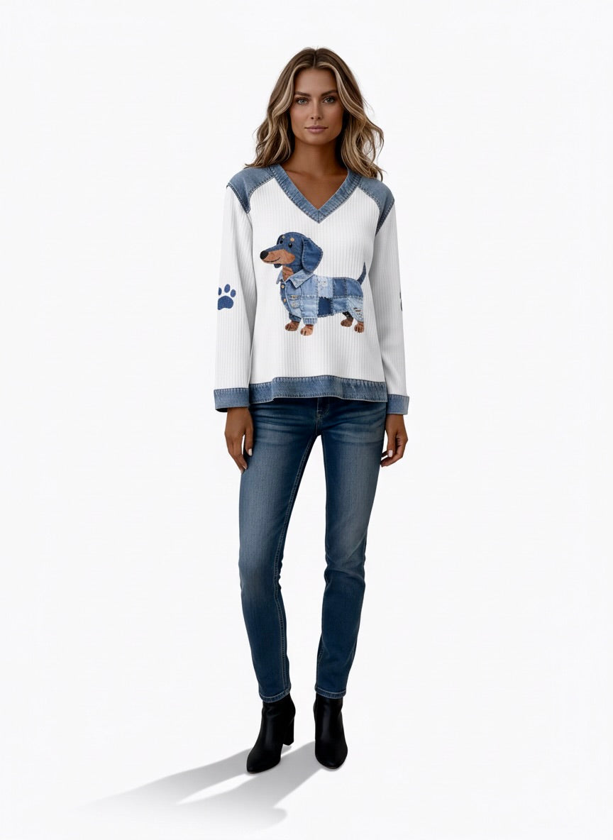Avelyn™ | Pull charmant pour femme avec teckel en patchwork denim artistique et col en V