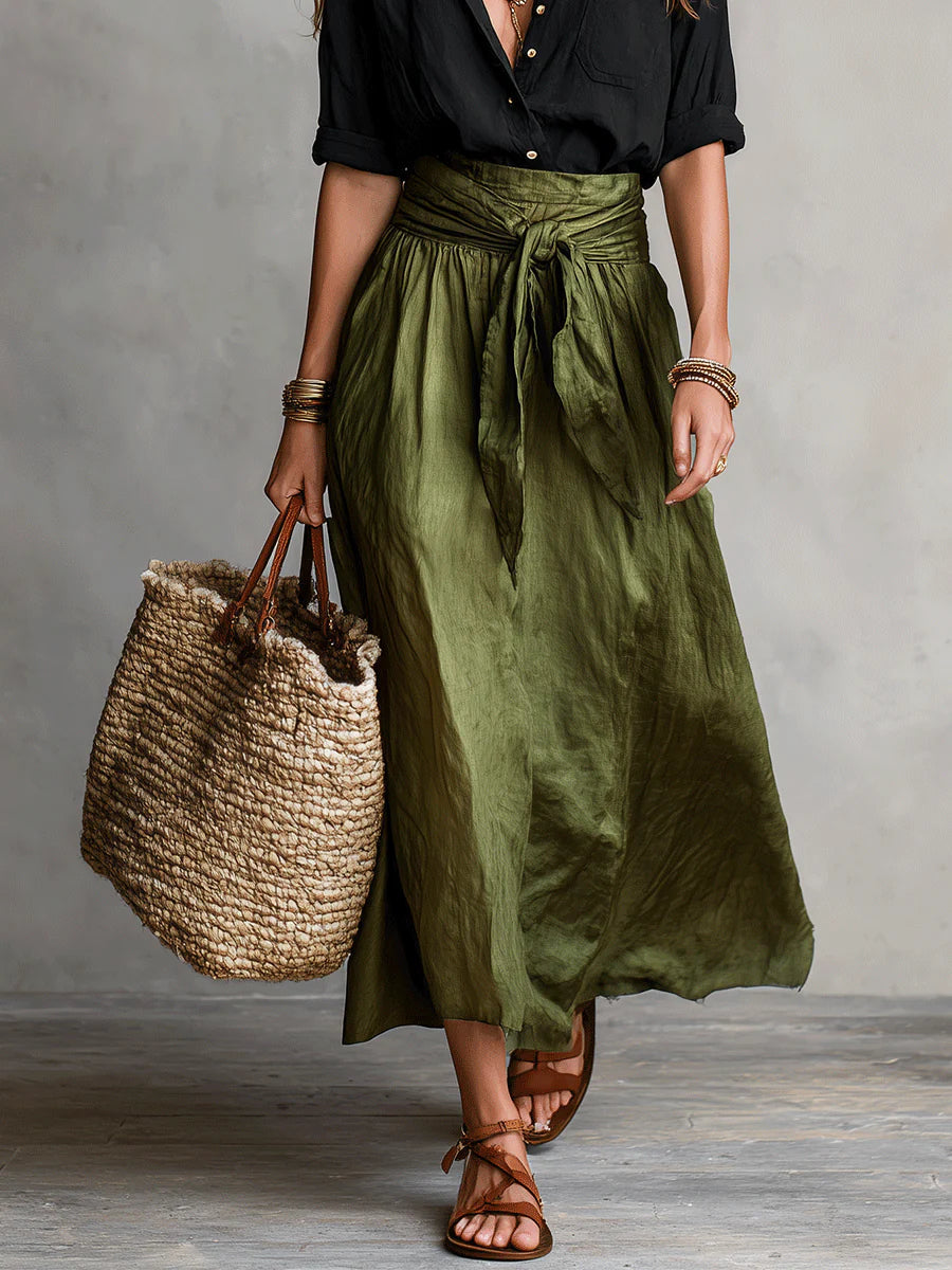 Vera | Ensemble de deux pièces : t-shirt noir et jupe midi vert olive