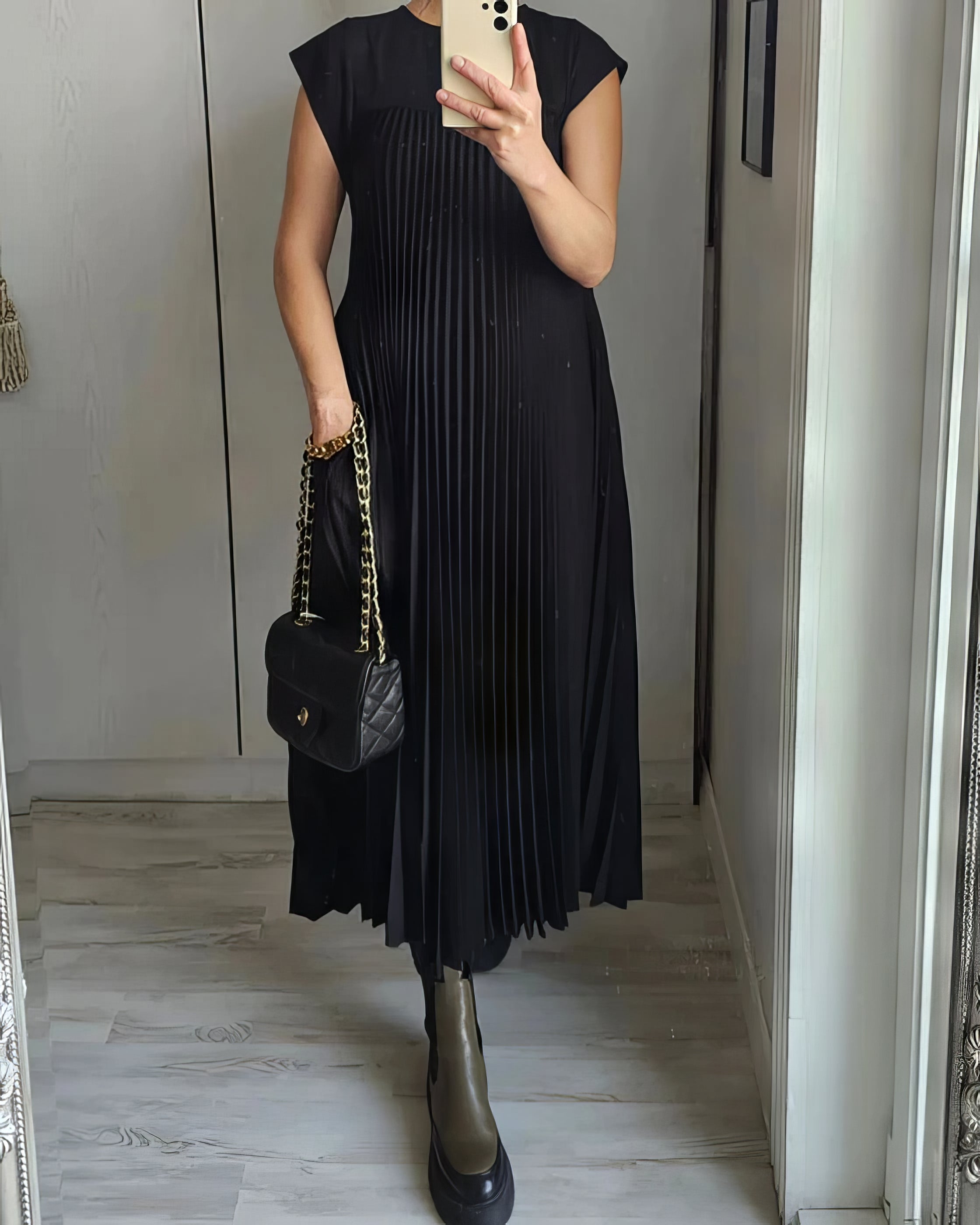 ELEONORA | Robe Plissée Sans Manches, Élégante et Intemporelle