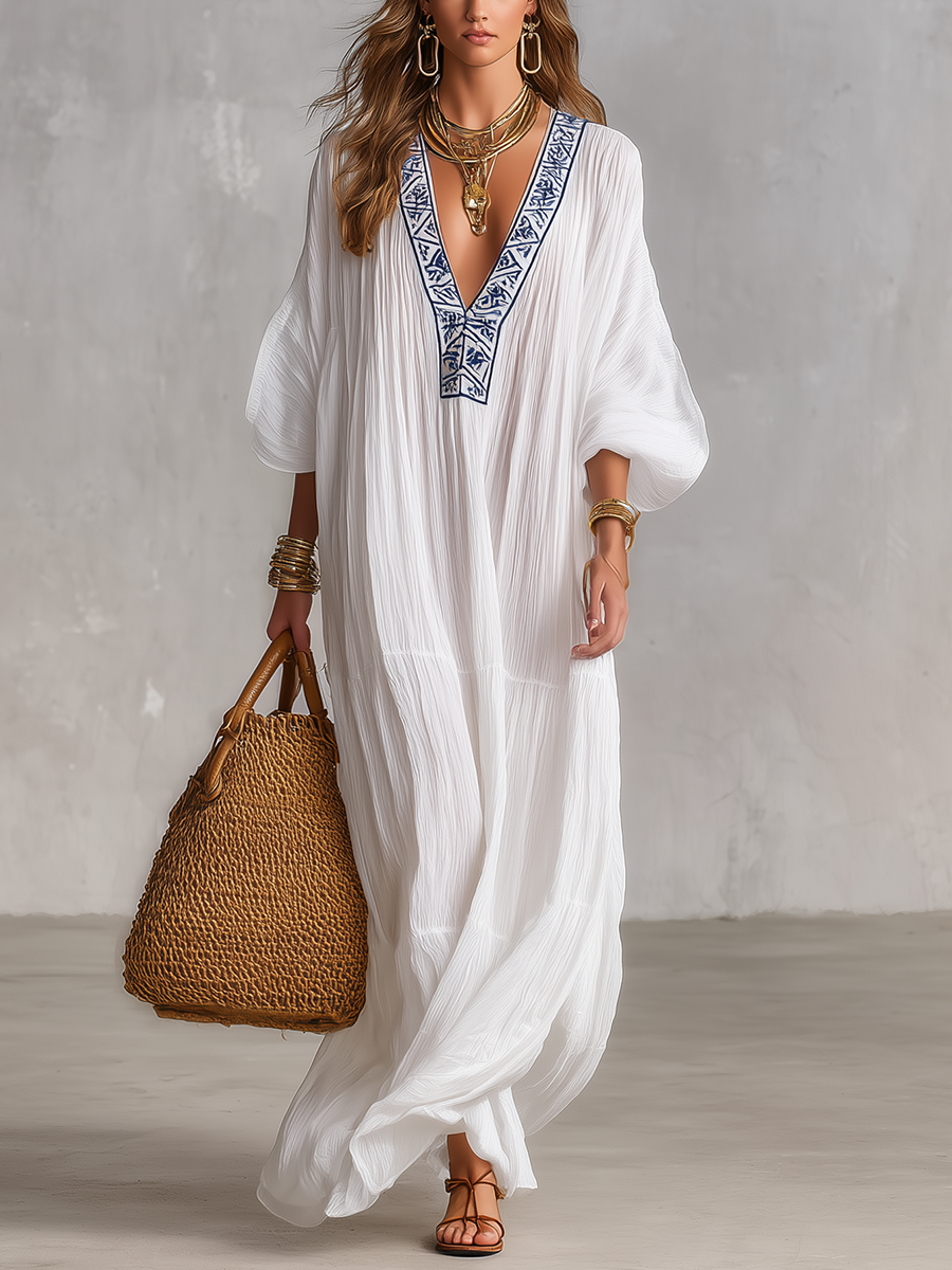 Robe caftan maxi blanche brodée bohème avec décolleté en V et texture froissée