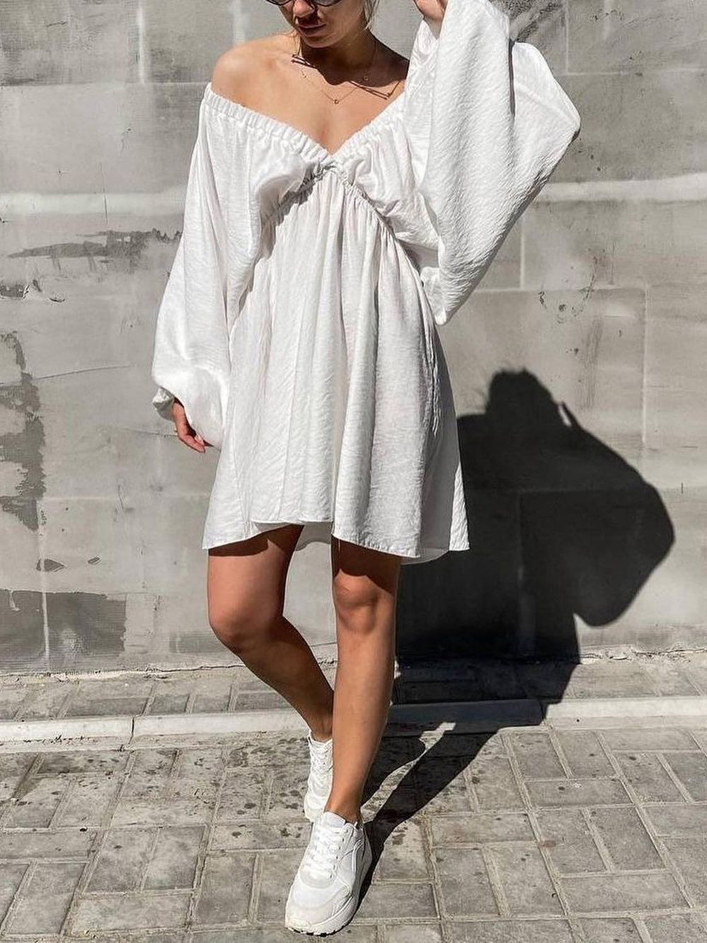 Robe skater mini en tissu avec décolleté plongeant