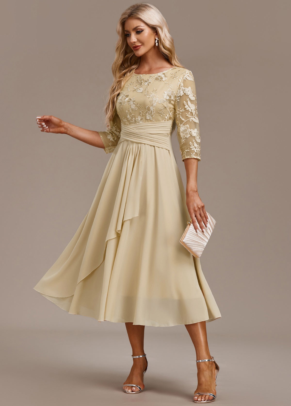 Elin™ | Robe champagne aux broderies délicates