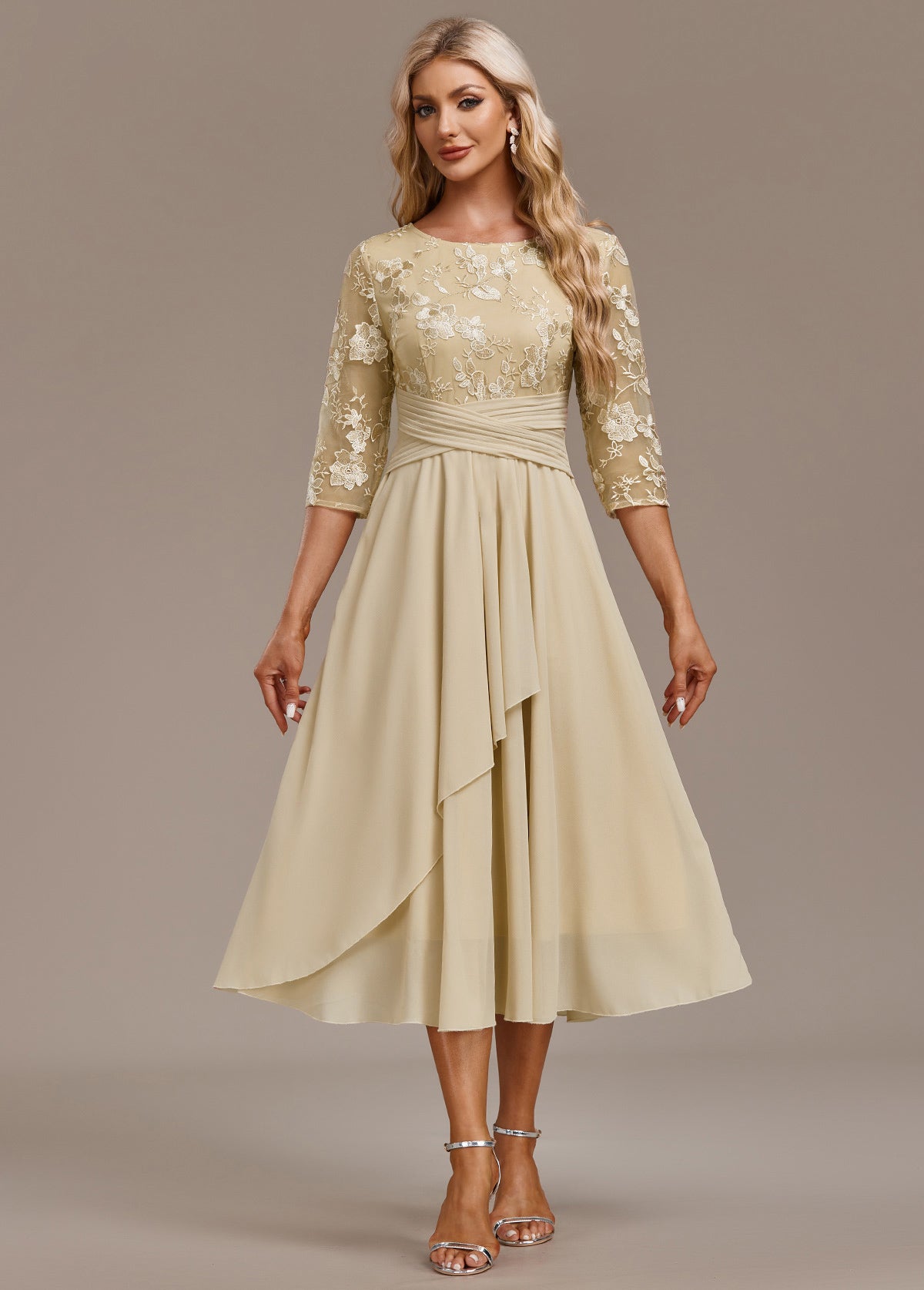 Elin™ | Robe champagne aux broderies délicates