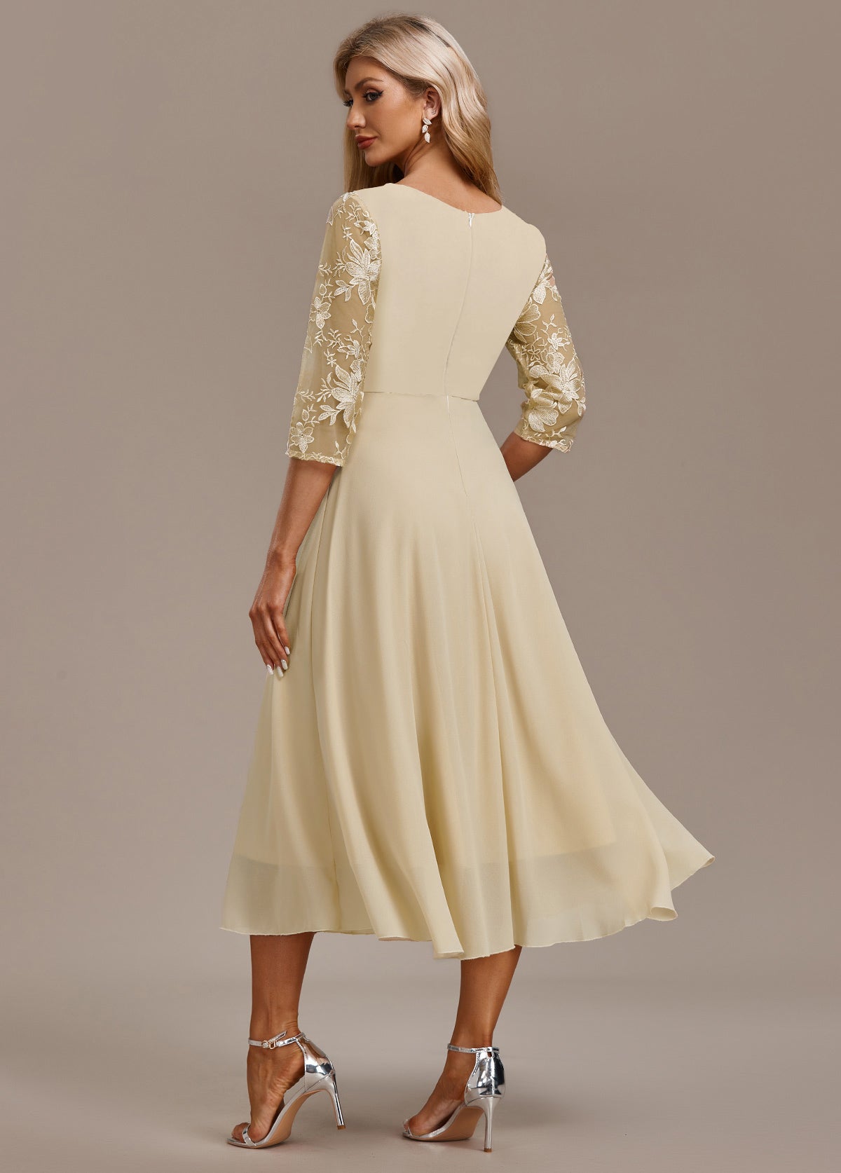 Elin™ | Robe champagne aux broderies délicates