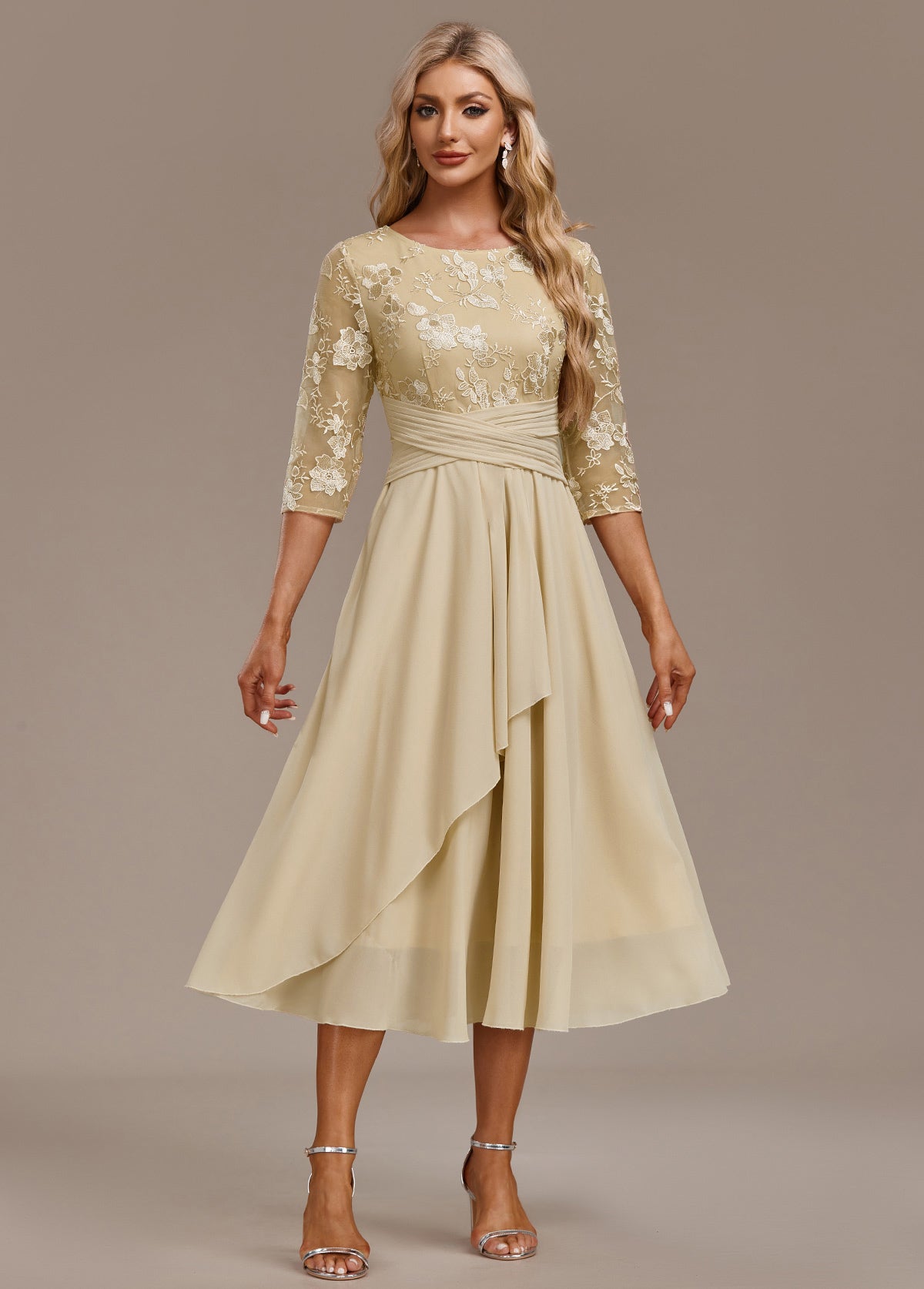 Elin™ | Robe champagne aux broderies délicates