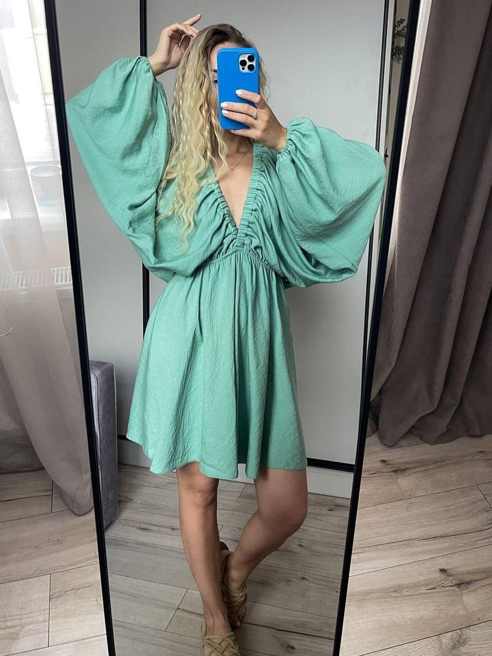 Robe skater mini en tissu avec décolleté plongeant