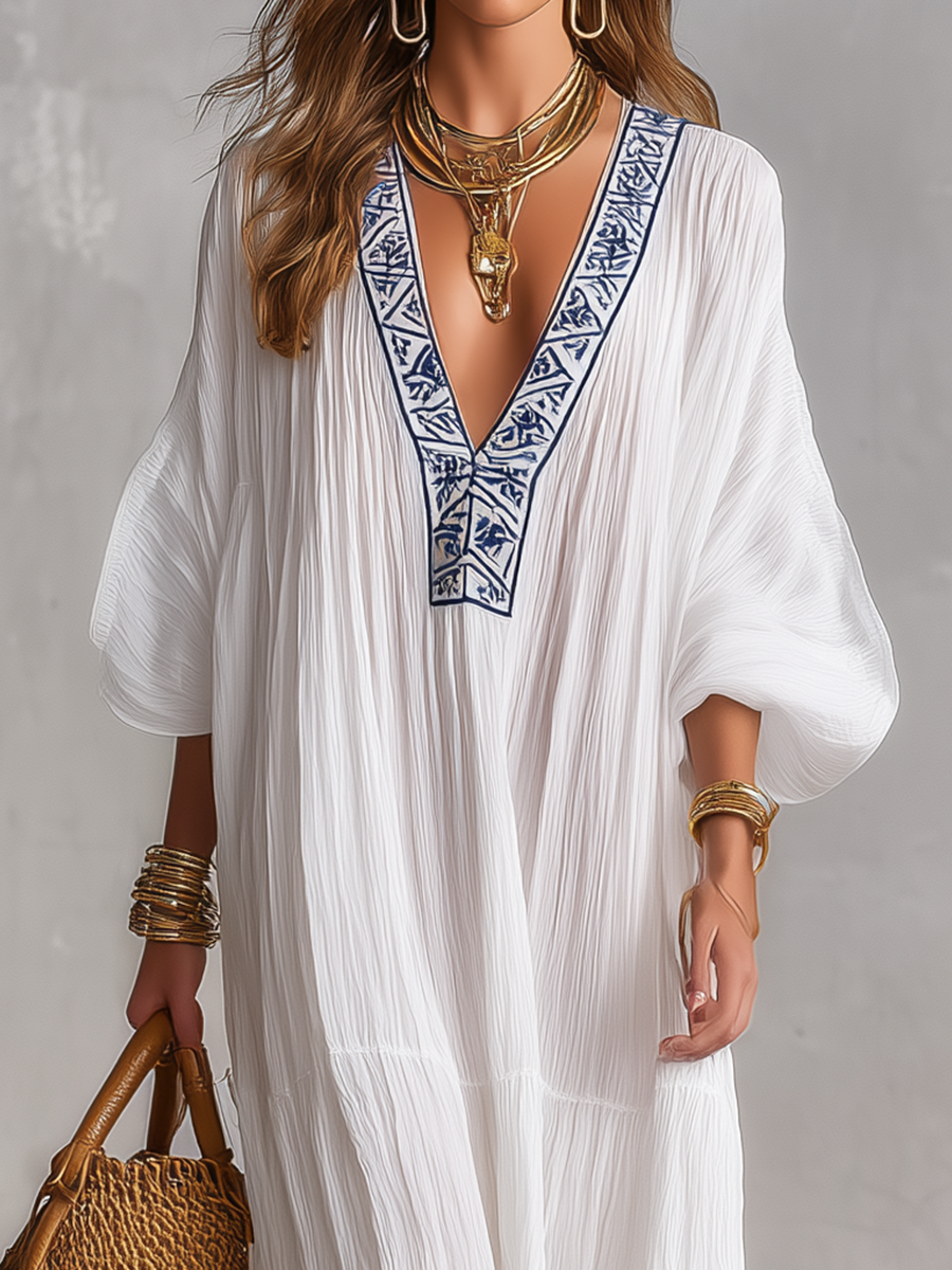 Robe caftan maxi blanche brodée bohème avec décolleté en V et texture froissée